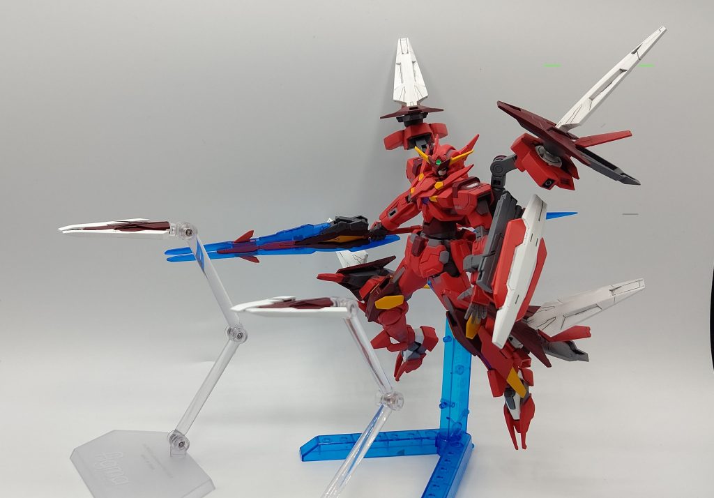 上部スラスター基部にはGNビットを搭載しています。スーパーGNソードの基部とAGE-2マグナムSVのシグマシスファンネルのパーツを合わせています。形状はユーラヴェンのビットやアリスギアアイギスより兼志谷シタラのトップスギアを参考にしています。