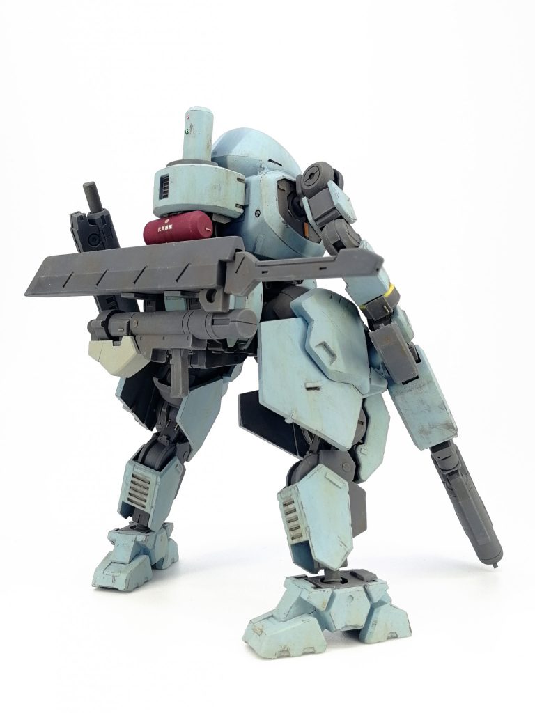 バックパックはゲイレールの肩アーマーを元にジャンクパーツで後方アクティブ防御ユニットとタンクを追加。火気厳禁のデカールはアシタのデカールを使用しています。剣状の武器はガンダムアスタロトの武器を大幅に短縮したもの。イメージ的には剣というより鈍器。下にマウントしてる火砲はリーオーのマシンガン縮めたもの。マガジンにゲイレールの股間前部を使用しました。対非装甲用の12.7mm重機関砲。紛争地域では馬鹿みたいな低価格で広く流通する純正品かも怪しい品。