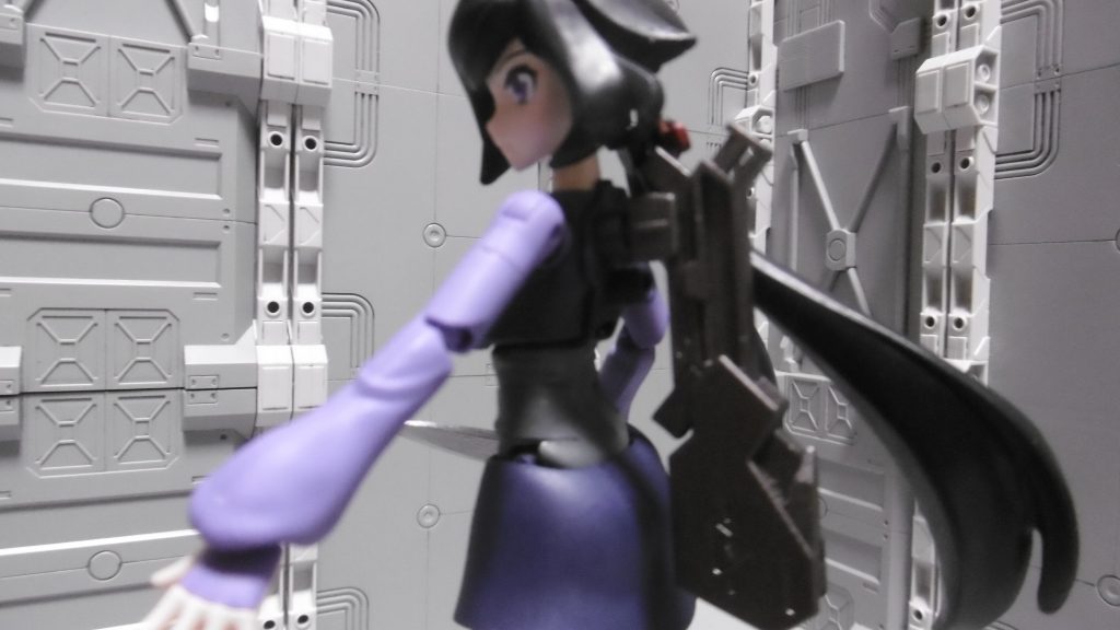 背負って持ち歩けますが、包丁以上に相応の理由付けが必要になります。大きさ・重さ・金属音も課題に。