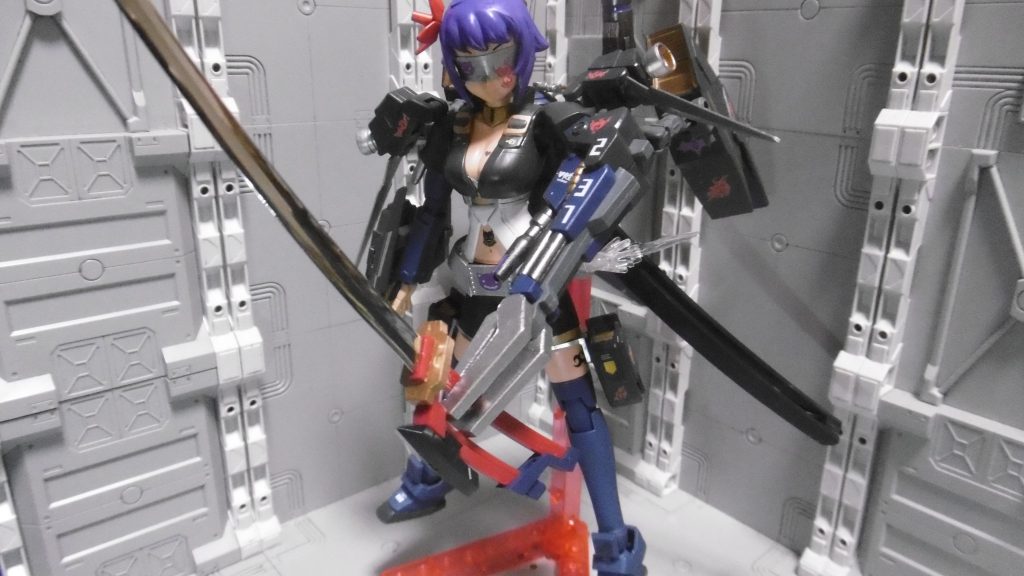 大太刀は「メガミデバイス 吾妻 楓【皆伝】」より 千本桜【四ノ切】左腕のクローアームで保持します。握り込む箇所次第で意外と持てます。帯刀は武士の大太刀背負いを参考に、右肩から左腰に斜め掛けし、左手で抜刀します。右手だと抜けません。ガンプラバトル的に他社製武器の使用がアウトだったとしても、他に武器は豊富なためコレが使用不可になっても全く問題ありません。刃の長さを活かした近~中距離格闘用兵器ですので。