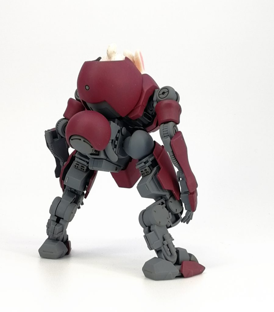 塗装は競技バトルロボアニメ的なイメージで奇麗目に。下地にメカサフライトを塗ってフレーム色兼ね。装甲色ファレホ筆塗り。その後各ウェザリング塗料や油絵具で軽く整える程度に汚して仕上げました。