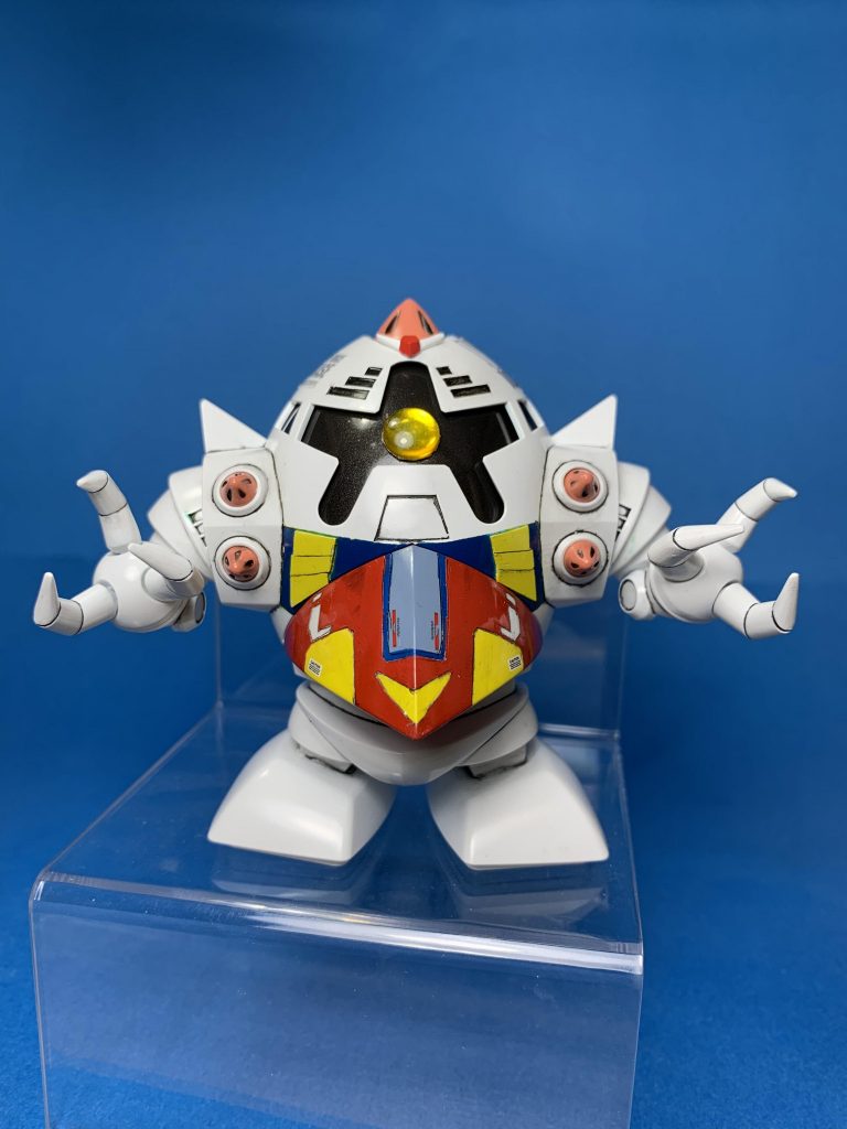 胸部とクチバシ？の部分はシールだったのですが、シールは避けたかったので、筋彫りし塗り分けました。胸の黄色の部分はプラ板で作りました。頭部のアンテナはhgucのガンダムから拝借し少し短くしてます。モノアイはHアイズの裏にラビテープを貼り付けて、それを両面テープでくっつけてます。アッガイも同じようにしてます。