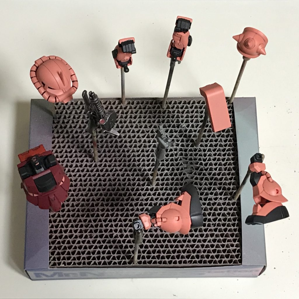 もともとシャアピンクの成形色ですが、シャアピンクで塗りました。スプレーが余っていたので、塗りたかったんです（笑）あとはこまごま、フレームをジャーマングレー、ランドセルをモンザレッドで塗るなどしました。ちなみに箱の真ん中にある平手はキックされるガンダム用で、シルエットブースター付属品です。