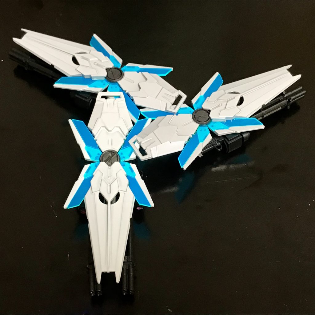 こうして、シールドファンネルの三連ディフェンスを楽しめるようになりました(^^)(正確には羽根を片方しまわないといけないんですが、HGのシールドだとできません…)