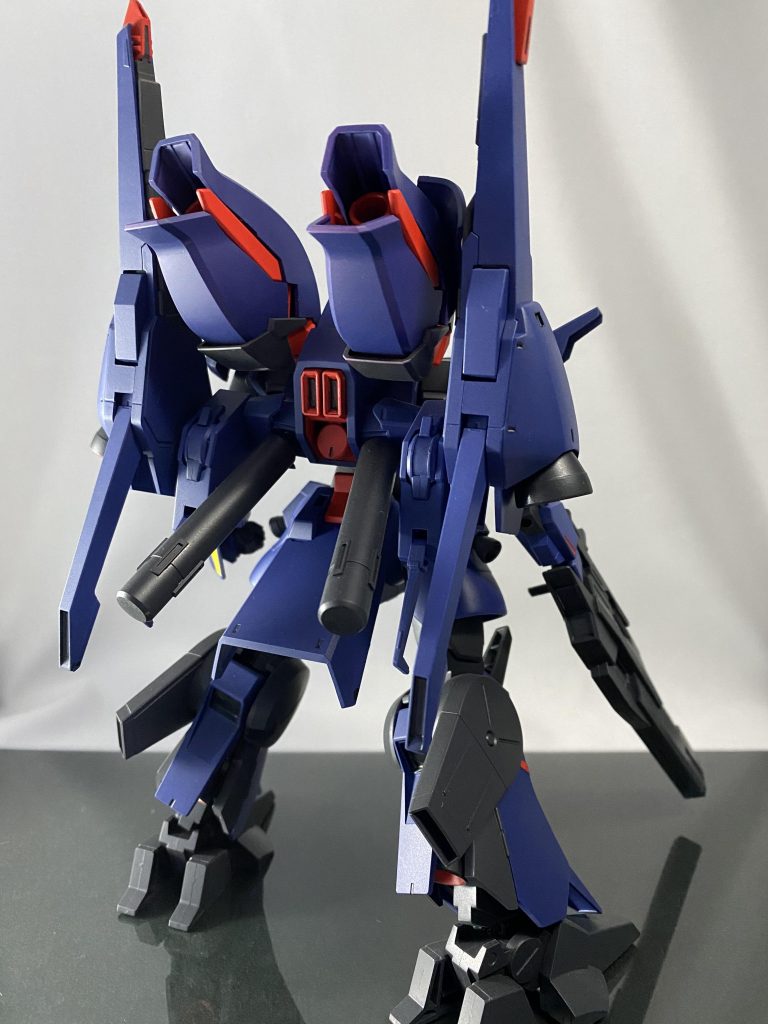 アダマスサイトとは、巨人神話でウラノスを斬ったという鎌から名付けた。尚、コックピットハッチは首の後ろにある。