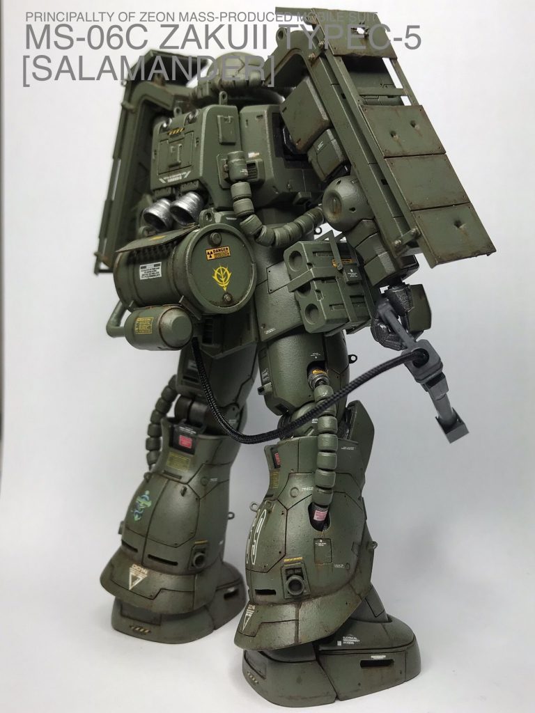 背面スラスター下部に火炎放射器ボンベを装着