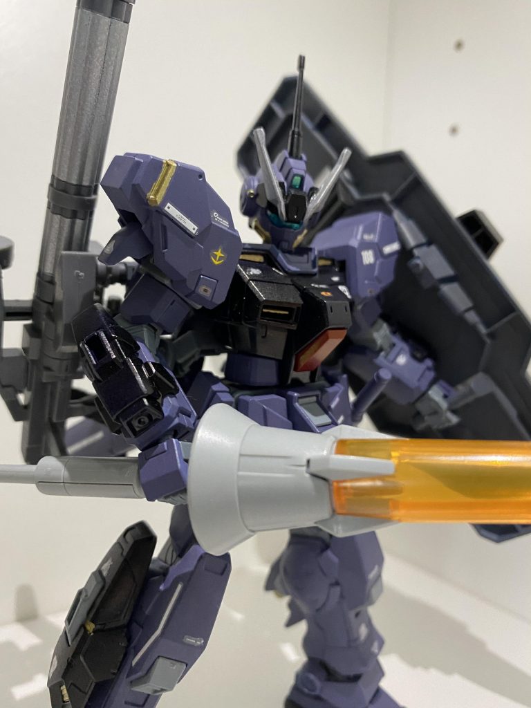 完成した感想。塗装の段階でガンプラEXPOより、「HGペイルライダーキャバルリー」の発表があり、純正のデュラハンを組むことを諦めた経緯を持つ本機。           ペイルライダーDⅡをメインとするならばもう少しメインカラーは暗めに設定すべきであった。  ともあれ、想像通りの形になったのでOKってことで。