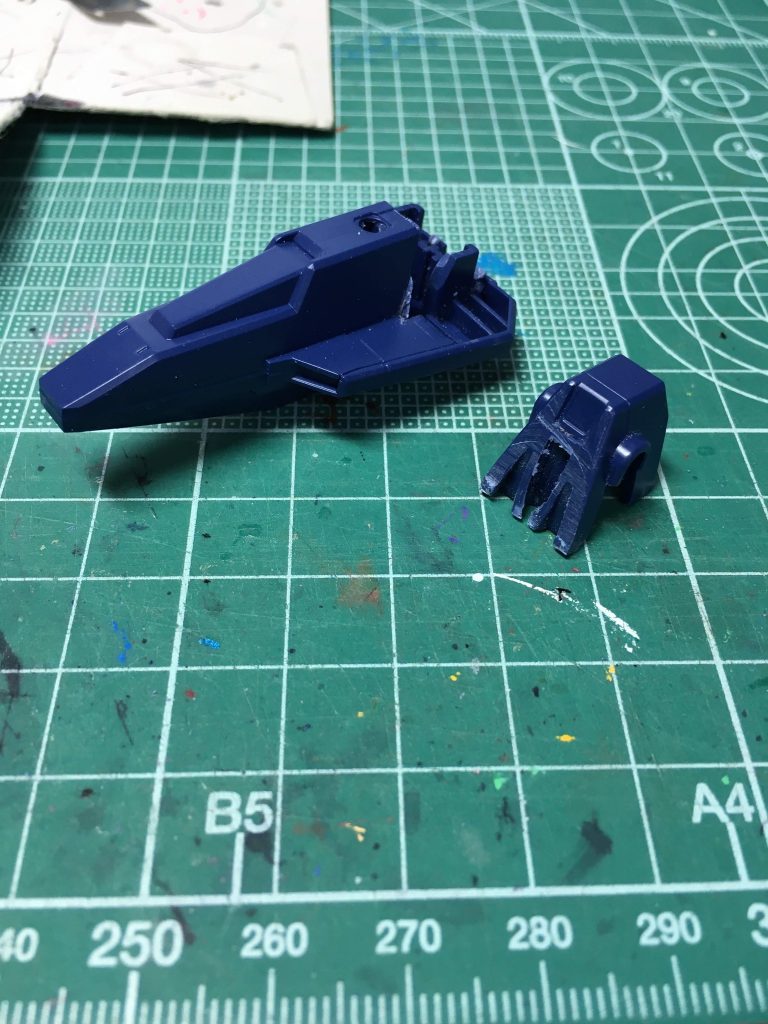 コクピットブロックは下部の一部をエッチングソーで別パーツ化して後ハメ化。合わせ目を消しています。写真撮影後、プラ材でちょっとディテールを追加しました。