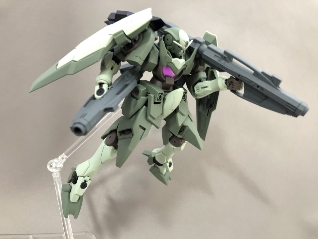 可動域に難があり武器にも手足にもガッツリ合わせ目。加えて色分けもかなり微妙。なかなか難しいキットですがスタイルは抜群です。オプションパーツが豊富なのもグッド!