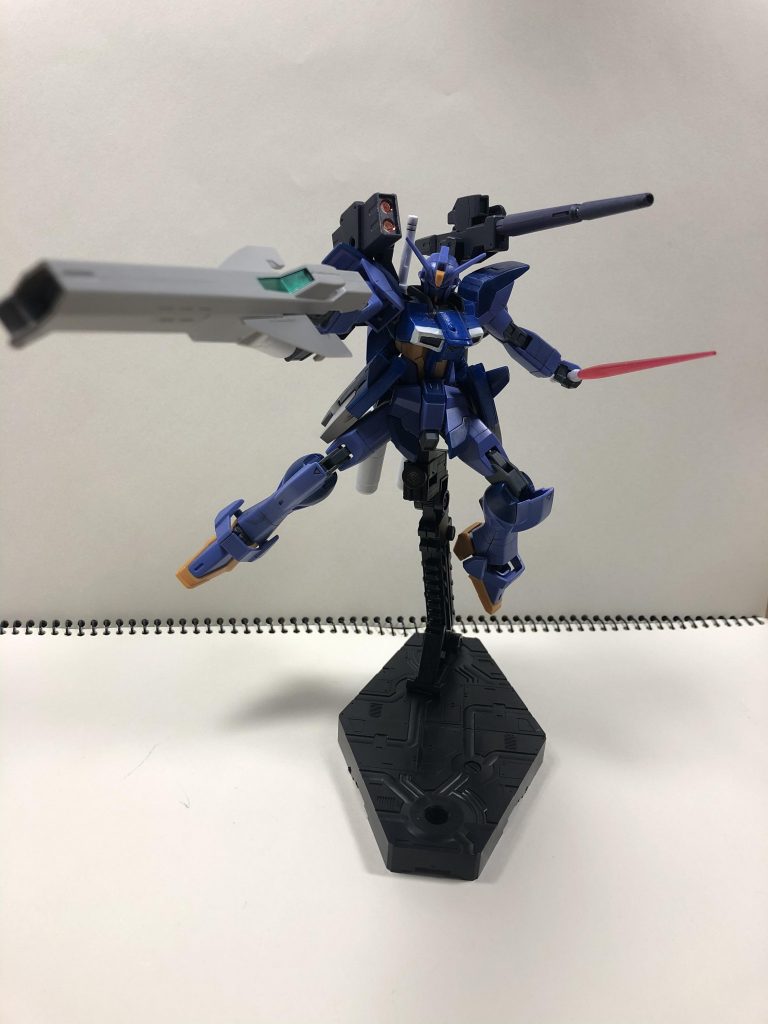 サーベルとライフルを構えて