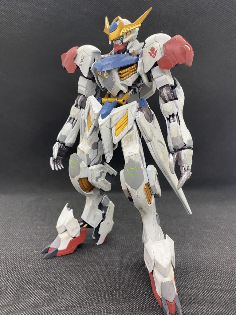 今回は1/100スケールバルバトスルプスの作品となっています。いじったのは手と腰の延長くらいであとは筋彫りと合わせ目を段落ちモールドにしたくらいです。