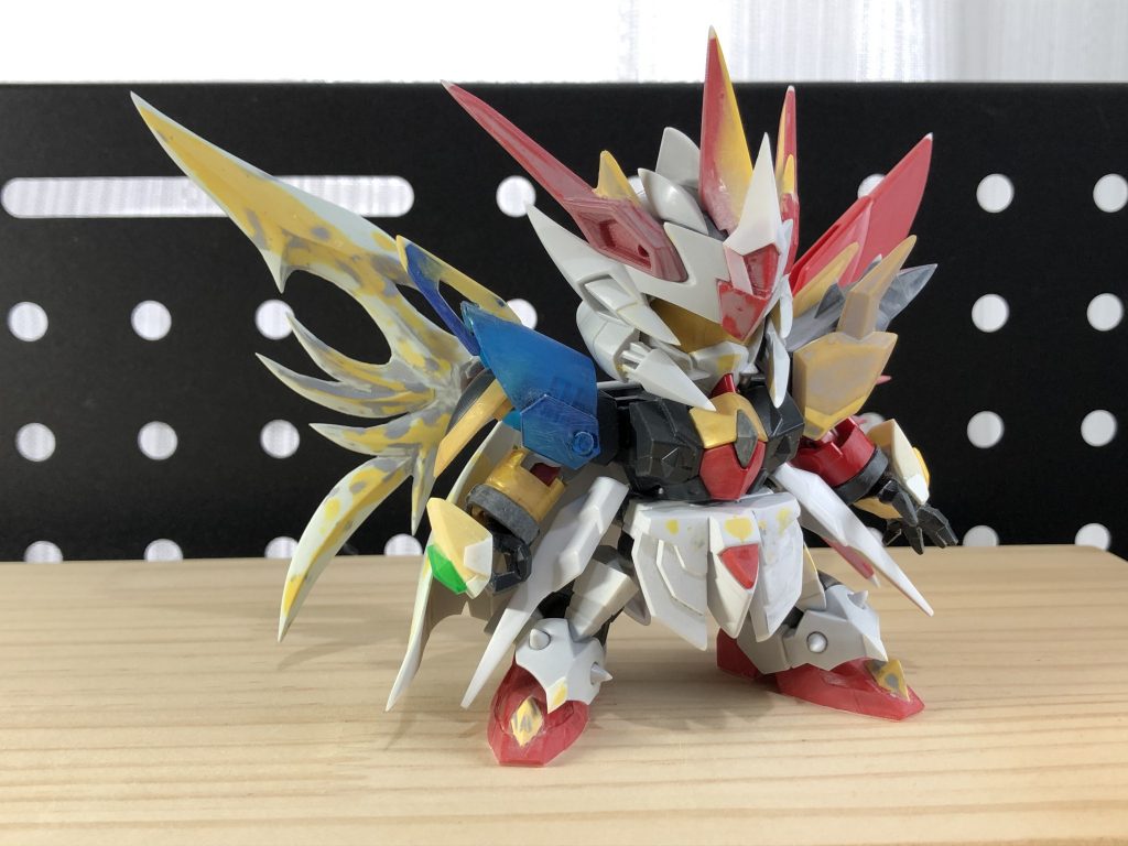 やはりデスティニーなので羽は両方とも欲しい…けど左右対称はつまらない。とのことでプラ板とパテで羽を作りました。エポパテ、ポリパテで造形しています。ちなみにマントも気持ち延長しています。