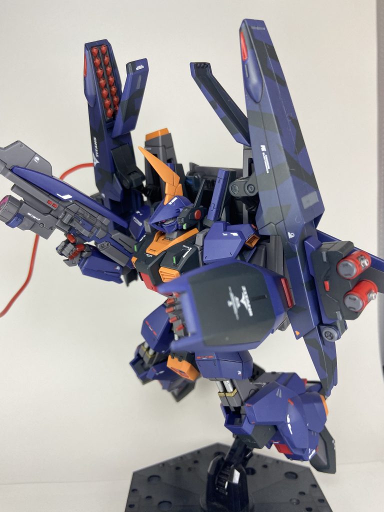 マイクロミサイルとバルカン面制圧が行えるマイクロミサイルを両バインダーに内蔵している。ただし、バルカンは射角が制限されるため巡航形態での牽制程度にしか使用されない。