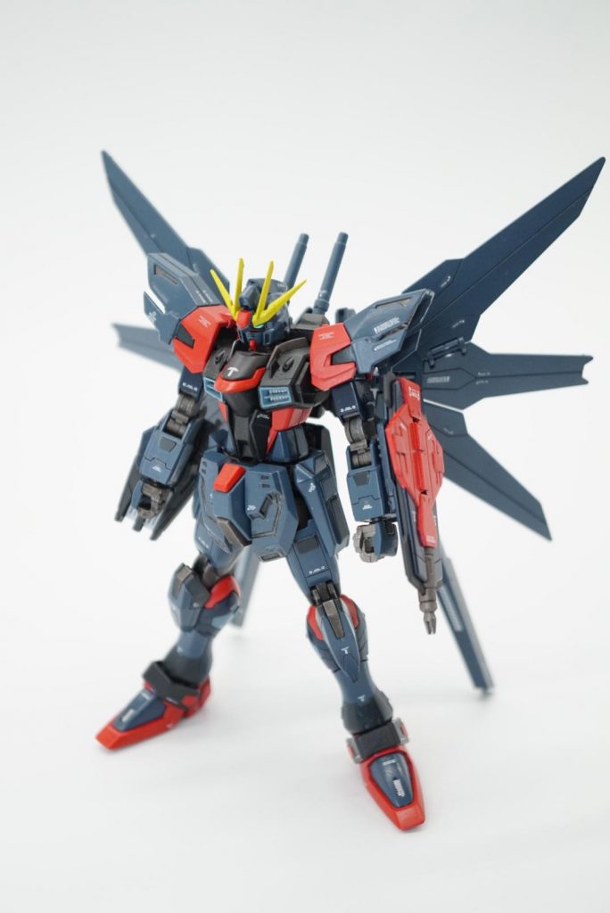 顔がビルドストライクっぽくねぇ……色でこんなにイメージ変わるのか!リフレクター部分がフリーダムやビルドストライクのイメージに近いですね。