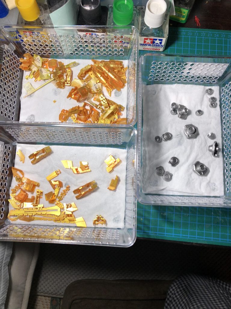 サイコフレームはゴールドを軽く吹いてラメ感をつけました。