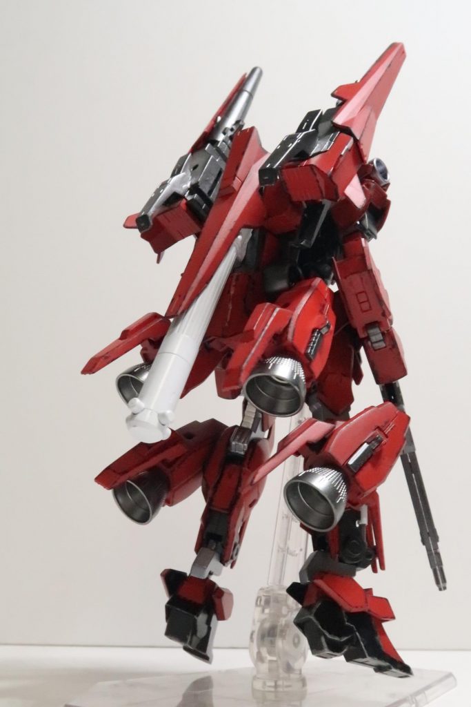 背面前面に比べてかなりボリュームのあるシルエットです