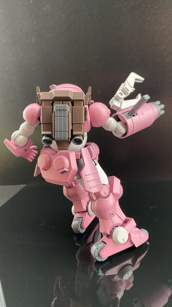 右腕肘の隙間が…、でも中にPC仕込んでて回転する。マガジンはジェガンライフルから、隙間を埋める為、あまり使わないパテを使ったが、盛っても盛ってもひけてくるパテに恐怖した当時。