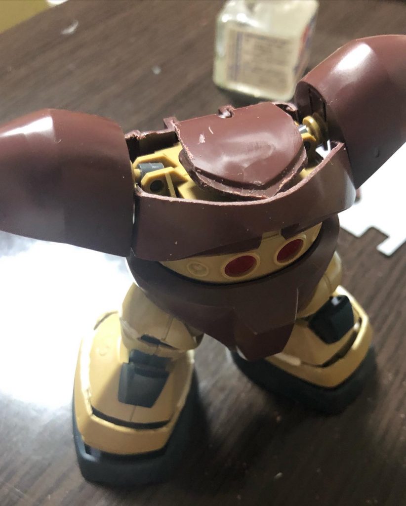 SDにするため脚と上半身をノコで切り刻みました。バランスを見ながらエポパテを埋めました。