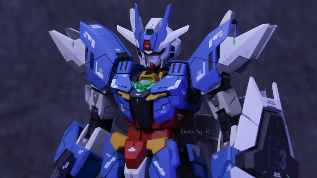 デカールはRGシナンジュ、OOライザーを中心に使用。一部はそのまま使用するだけでなく切って角度を変え、アウトラインに合わせたりしています。左腿のスカートのデカールは忘れたわけでは無くラインと一体モノで破れてしまいました。