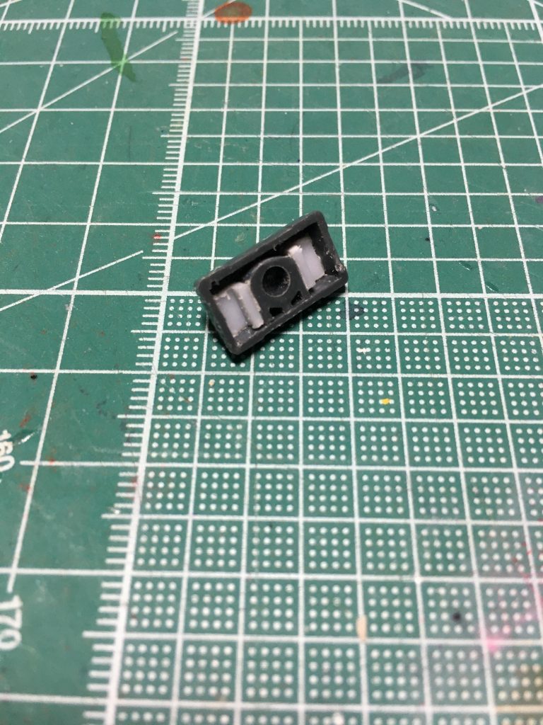 背中への接続は、スカルウェポン付属の2軸ジョイントを使用。内部を削り取り、1軸対応にしました。ヘイズルに接続する時は、以前製作した2つ穴変換ジョイントを介してとりつけます。詳しくはリンク先をご覧ください。