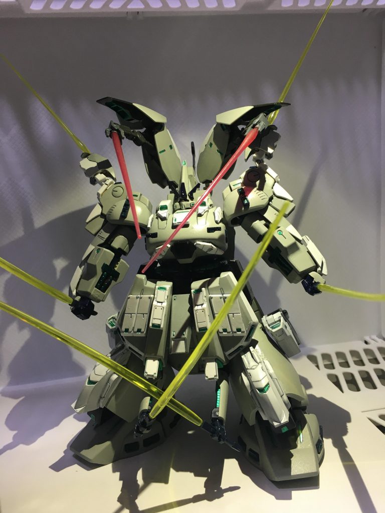 ショルダーアーマーにもビームサーベルラックを取り付けたので、結果的に8刀流？になりました。