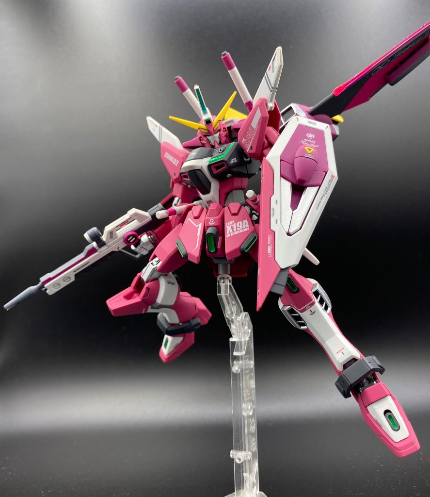 グリーンに塗装した箇所とビーム部分、一部デカールはブラックライトで発光します。