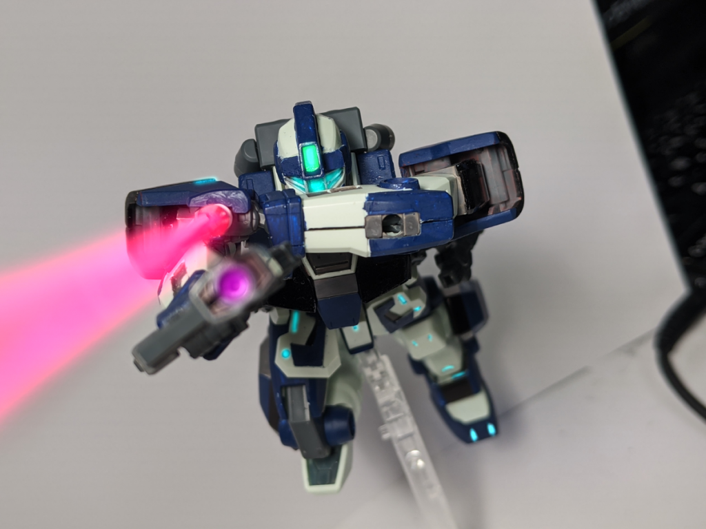 盾が無くても元々高い機動力がその分上がるため、接近戦闘能力が飛躍的に上がる。