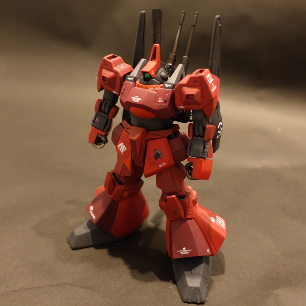 赤の塗装は、サザビーレッド一色。下地塗料を　ホワイト、グレーサフ、メカサフスーパーヘビー3色で塗り分け色合いの変化をだしました。