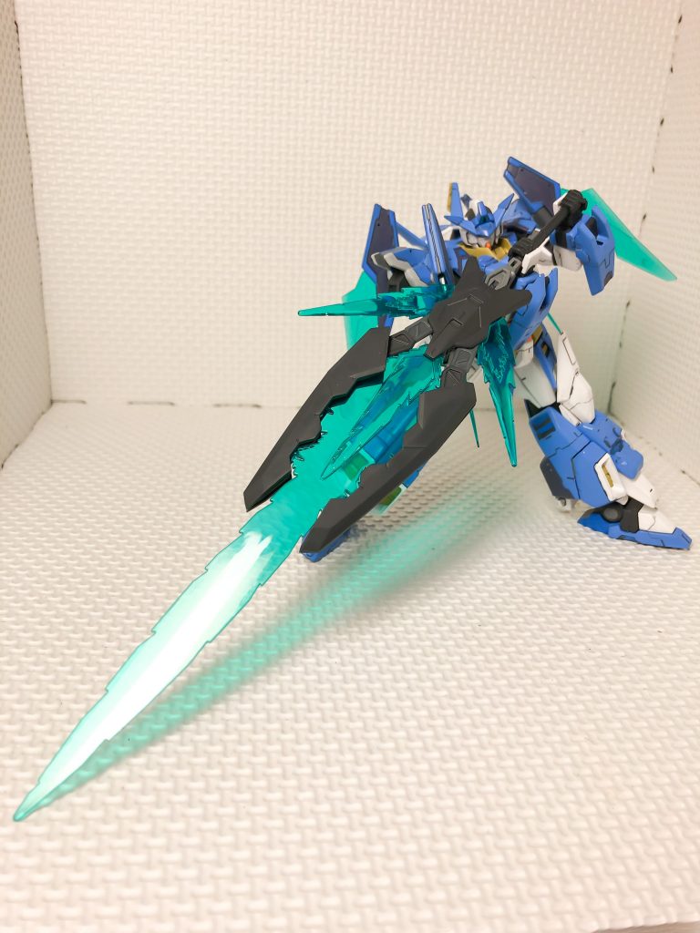 トライスラッシュブレードを展開させました。クリアパーツもつけると身の丈を超えて大ボリュームになりますね。