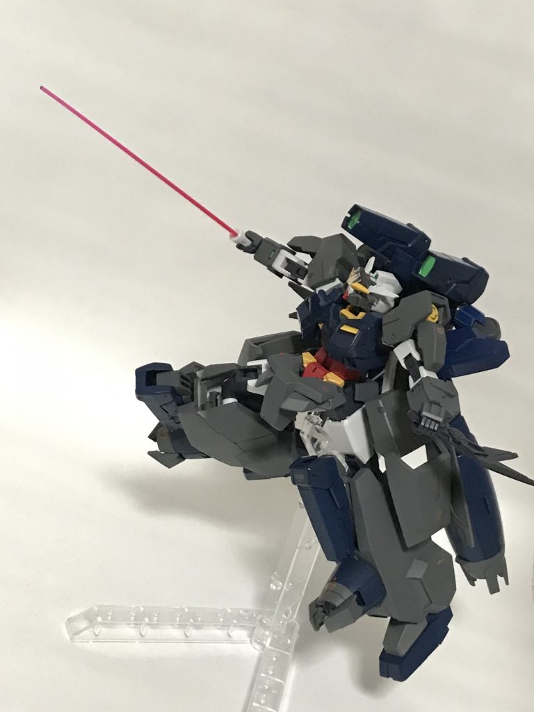 背部にメルクワンウェポン同様のフィンザンバーを装備。状況に応じてフィンザンバーを使用可能。