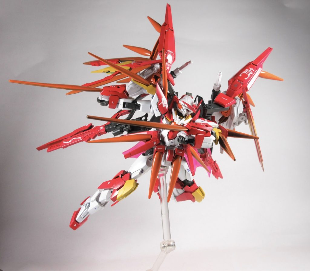 特殊モードクアンタム・ヴィレンチトーレGNドライブを直結させてクアンタムバーストを行い生成した超高濃度GN粒子を機体内部で高速循環させてより純度を高め、それを各部FXバーストを用いて一度開放した後に本機の粒子制御能力を用いてビームエフェクトの様にGN粒子を無理矢理機体に纏わせて性能を極限まで高めた形態この状態では通常のトランザムを大きく上回る機体性能を誇るがこのシステムの最大の強みは防御力にある。これは超高濃度GN粒子を機体全面に纏ったいわばGN粒子版のファントムライトと言える状態もしくは常時GNフィールド展開中と言える状態でビーム、実弾問わずほぼ無効化出来るレベルまでの反則級な防御力を持つまたこの状態では纏わせた粒子を使ってFXバースト状態の様な徒手空拳による戦闘も可能だが基本的には他の武装を使用するただし弱点ももちろん存在しており前作同様安定稼働は困難であり、機体に無理矢理GN粒子を纏わせる都合上機体の状態によっては自壊のリスクも存在する。また一度使用するとエネルギーが尽きるまで解除不可能な上に稼働時間も通常のトランザムよりも短い。尚通常のトランザムも使用可能であるちなみに前作の機体で感じてた罪悪感は引き続き持っているがまた戦闘用に改悪したあたり次もまた同じことをやらかしそうである。名前のヴィレンチトーレはイタリア語で勝者を意味する。