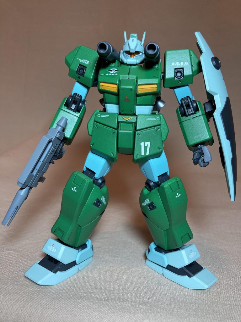 お店で手に入ったHGBD ジムIIIビームマスターから股関節、太もも周りのパーツを移植して改造しました。ついでにビームライフルも頂戴しています。