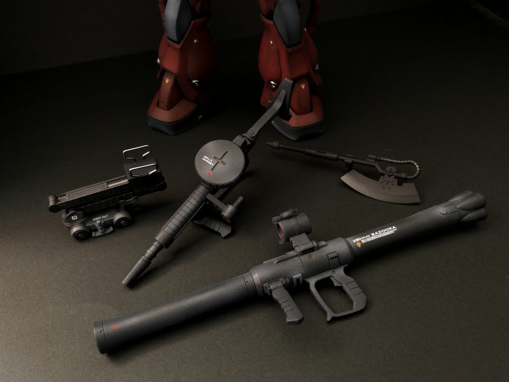 リフトカーと武装3種。ヒートホークは設定より暗めのダークパープルで塗装、他はレンズのクリアパーツをメタルレッドで軽く塗装したくらいです。