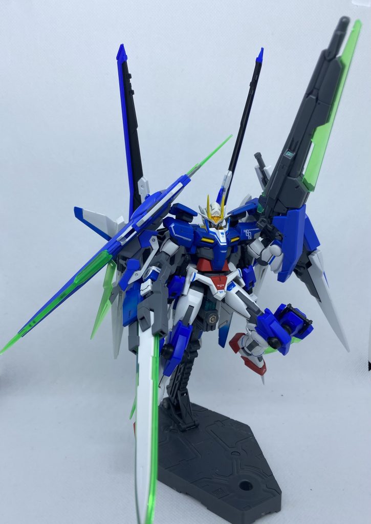 ポージング。まずはGNソードⅡブラスターとGNソードⅢ