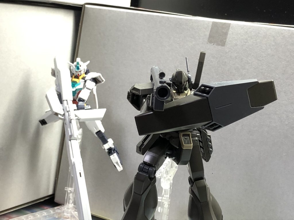 1機しかないので絵面は寂しいですが、とりあえずその辺にいたコアⅡくんを護衛対象ということにして、カバーに入るような感じで1枚。Z3号機の白いメガランチャーを持たせてみたんですが、意外と合いますね、これ。改造案の1つに入れておこうと思います。・最後に今回なんでこんなの買ったんだ、って訳なんですが、「GM/GM(HGBF?)とかジェガンBMあたりと合わせたら最新フォーマットのジェガン作れんじゃね?」っていう安直な発想が頭の中に思い浮かんだからなんですよね。もう手元にブラストマスターくんは積み状態であるので、とりあえず素のジェガンがどういった代物か確かめるために買ってみたという次第です。GM/GMが手に入ったら、ゆっくりなペースですが改造の素体として使いたいな、と考えてますということで、突発的ガンプラ製作記、今回はここまでです。次回があれば、その時はまたよろしくお願いします(笑)