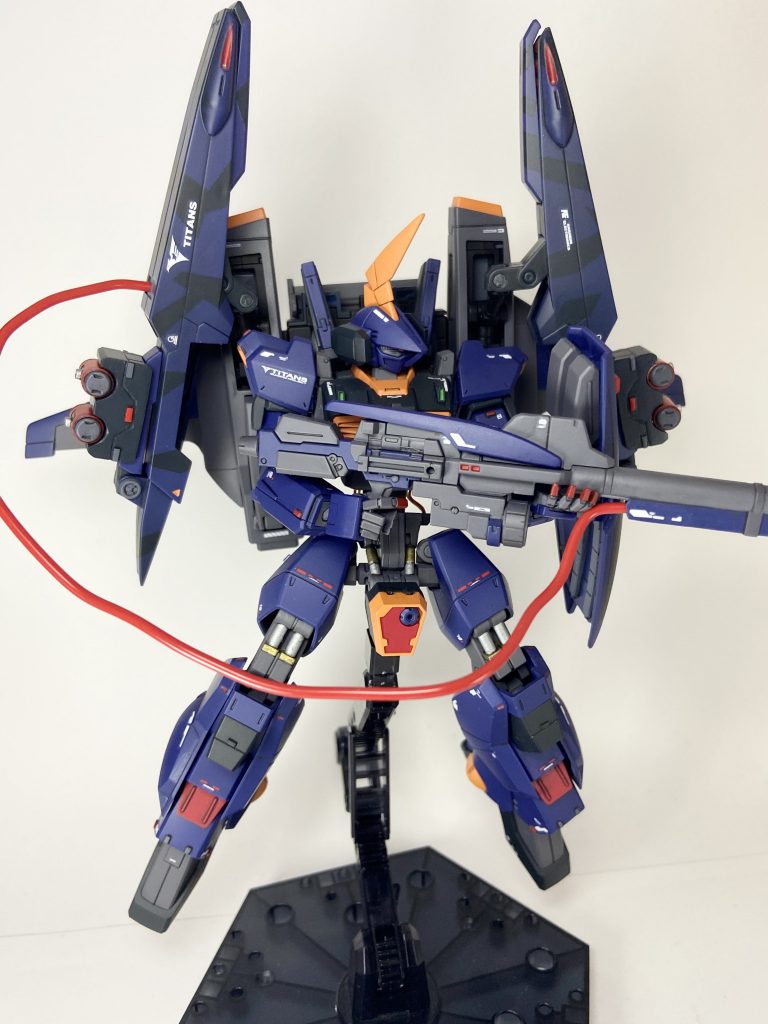 静止射撃するならこんな感じに。(ライフルが長くスマホじゃ収まり切らない…)手の表情をつけるのに他キットから手だけ移植したため、多きさやデザインが異なるので映らないようにしてます。ちらほら禿げてしまった部分も…今回は追加装備部分が自分のイメージしたとおりにできて満足してます。最後まで観ていただきありがとうございました！