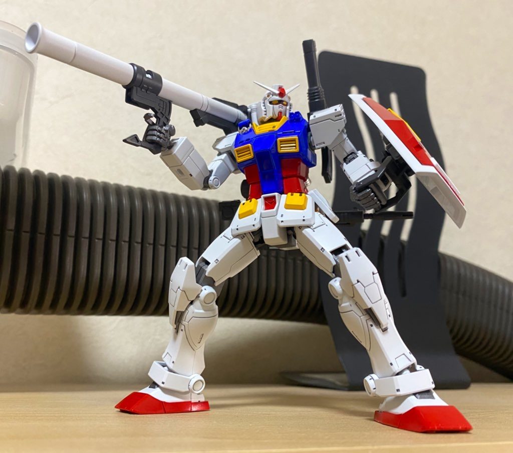 フレームをメカサフガンメタで塗装して白はガンダムホワイトでシンプルに。トリコロールカラーは通常よりかなり明るめに塗装していて、途中「あれ、イマイチかな？」って思ってたんですが組んでみると意外と悪くなくて気に入ってます。