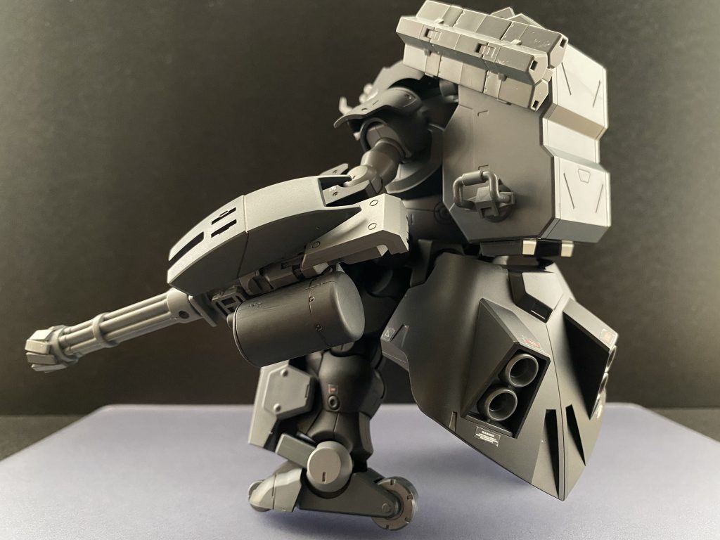 巨大なリアスカート内のスラスター群により、海上及び、陸上ではホバー移動を、水中そして宇宙空間では、軽快な機動性能を発揮する。