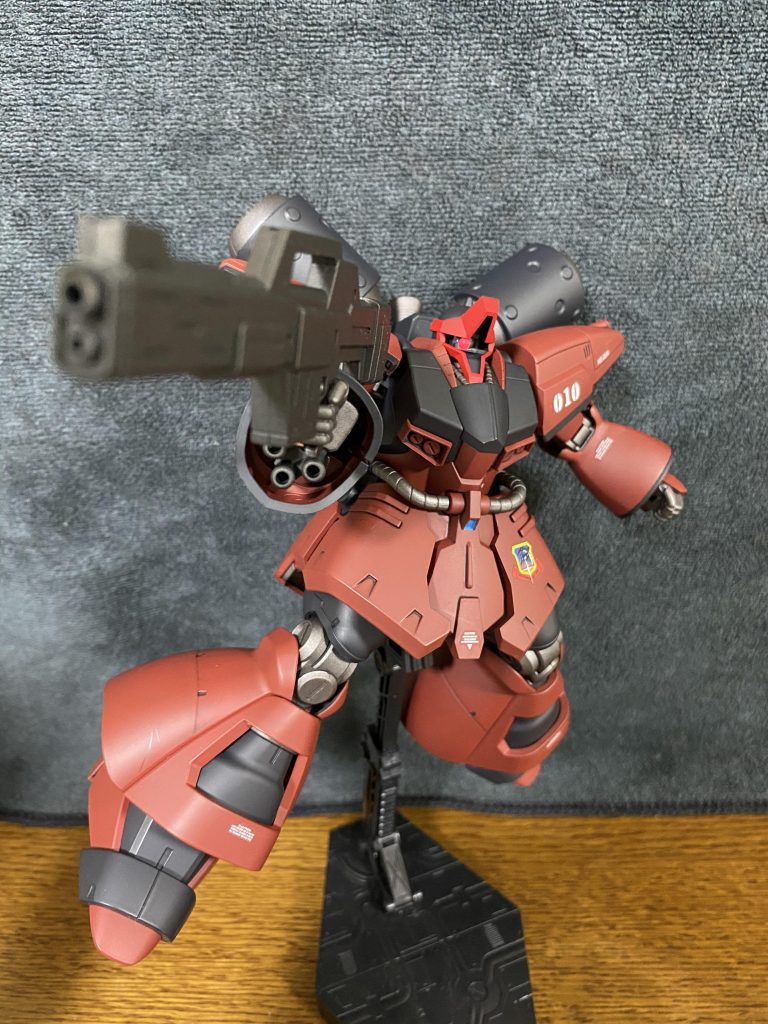 メインはサザビー用のビームライフルを持たせ、他にランゲ・ブルーノ砲改とバズーカを使い分けられるよう用意しています。