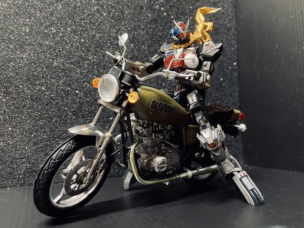 バイクでもう一枚!たなびくマフラーはロマンですねぇ。ライダーマシン、OLIVE OIL号です。笑乗せてから安全運転志向なことに気づく。ミラーついてるやん。笑