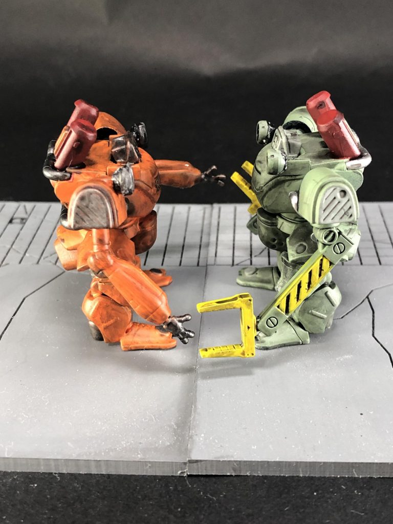 横から。もっとこういうオマケメカ発売して欲しいと思います。