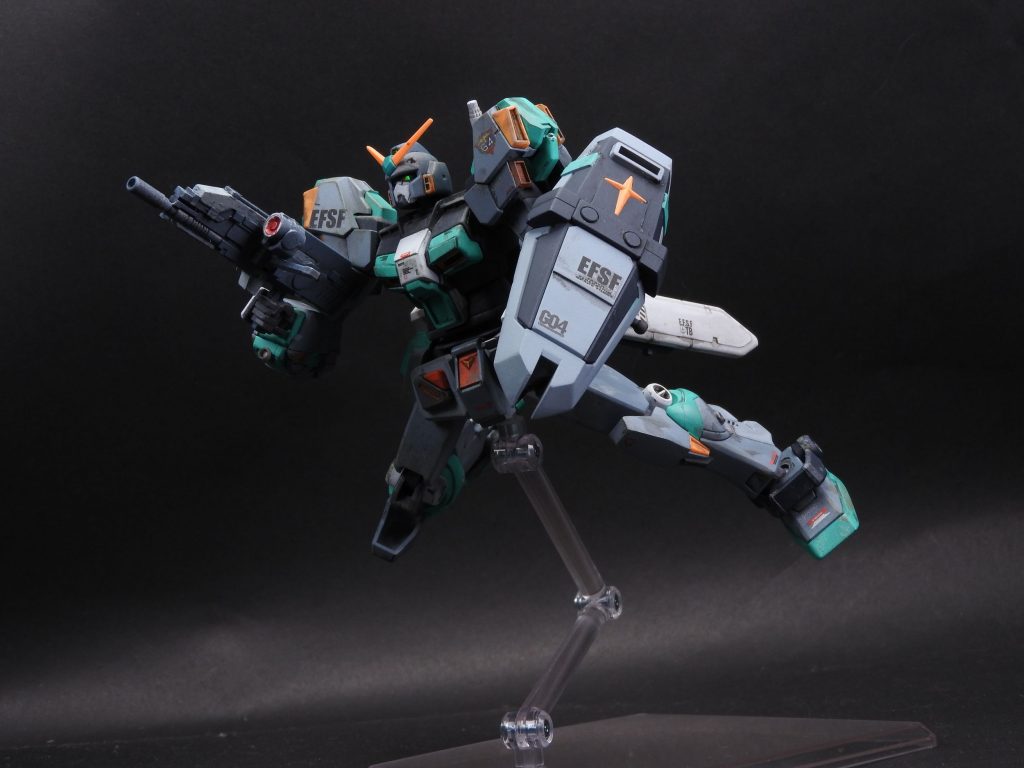 主兵装は試験用装備のガンダム7号機同モデルのビームライフルとシールド。