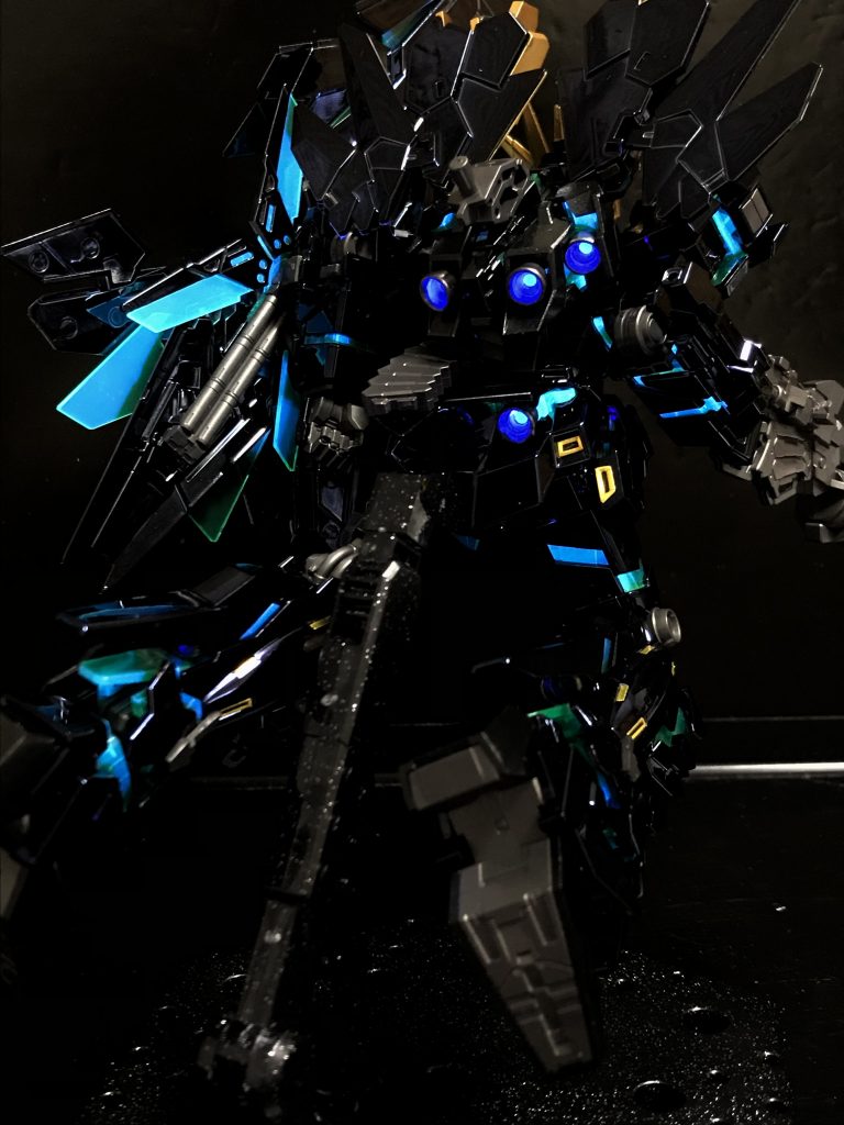 なんだかごちゃごちゃした後ろ姿。毎度バーニア内はUVライトで光るようにしてあります。