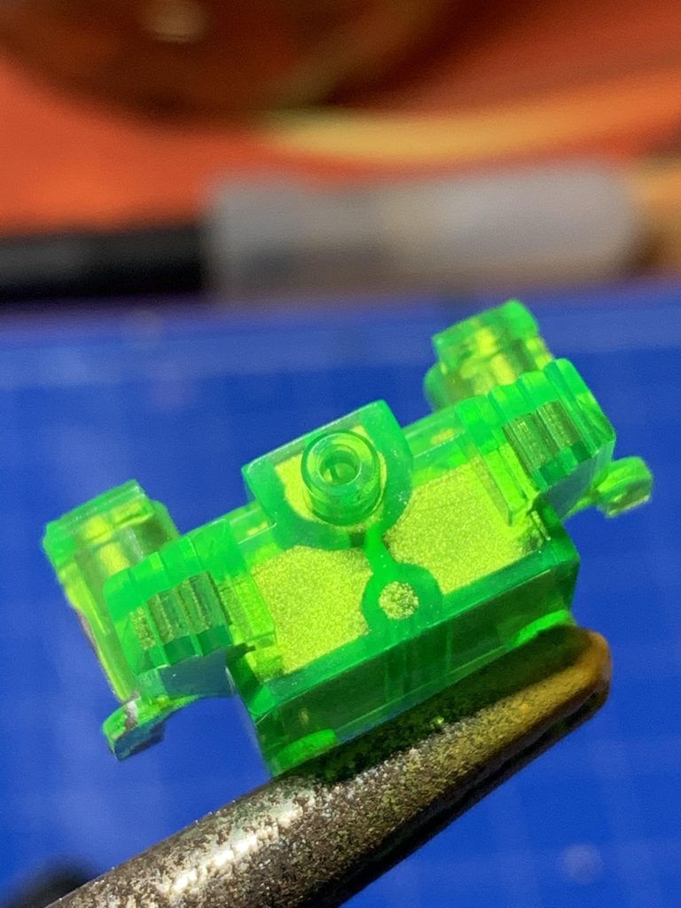 胴体のクリアパーツにはシャインシルバーを裏から吹いています。これがあるとないとではクリアパーツの発色がかなり違いますねぇ。