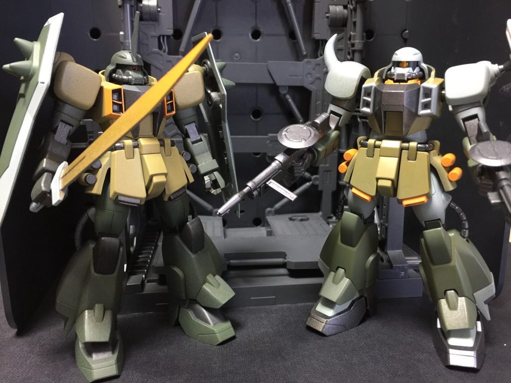 つい先日作ったばかりのHGと並べてみます。シブがき隊？