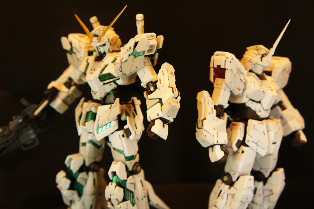 デスロイモードに変形、そして以前に製作したRGをユニコーンモードに固定してリメイク。