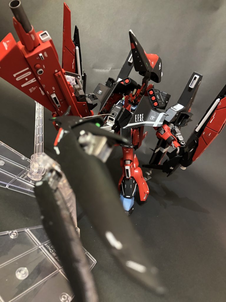 Iフィールドジェネレーターを内蔵した大型クロー。分離・展開させることで射出状態を再現可能です。ワイヤーは真鍮線。使いやすいです。胸部の防弾ジャケットはプラバンでのスクラッチです。今回は微妙な曲線を再現するために溶きパテを用いたのですが、強度不足で何度か割ってしまいました。大胆な工作をするならエポパテが扱いやすいですね。