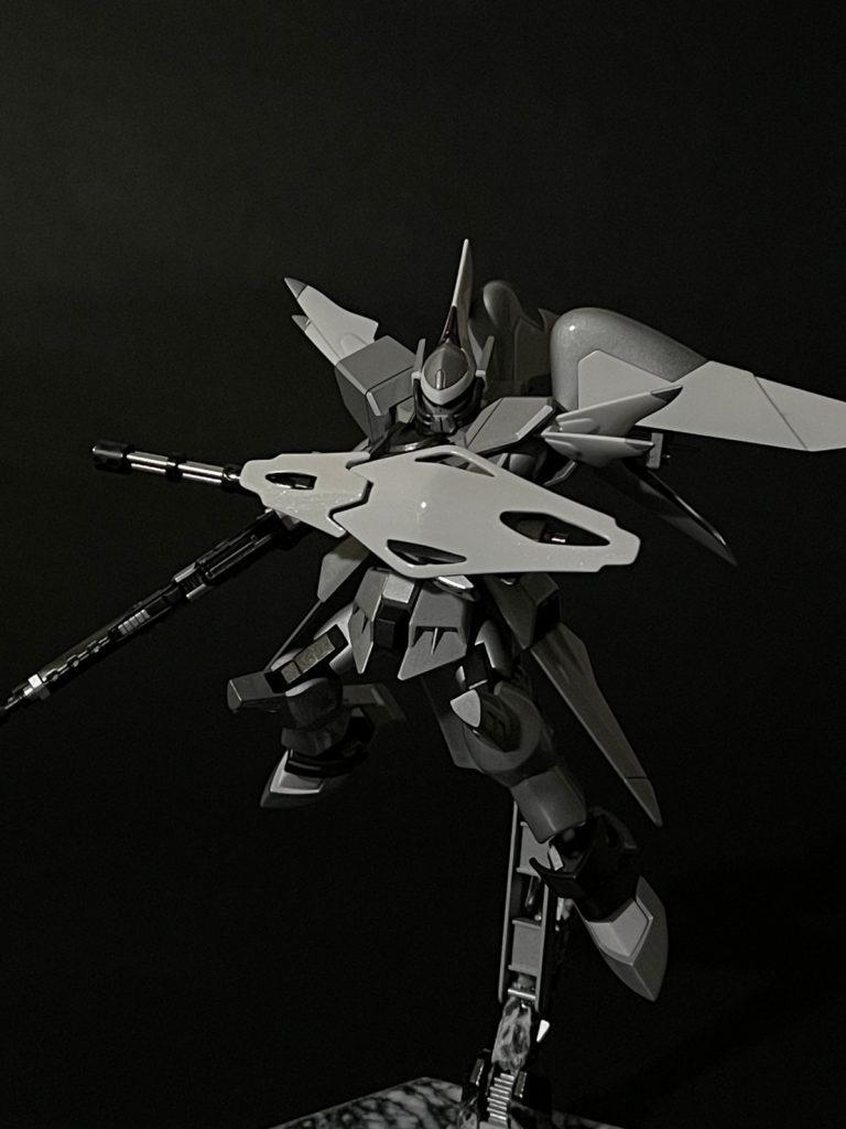 穴あきシールドで防御をするのは非常に危険だ。なぜならガトリング部分に被弾し、弾薬が暴発して爆散するという大惨事が待っている。運よくシールド部分で防御できても安心してはいけない。穴をあけてしまったため、強度が落ちているのだ。・・・つまりどういうことか分かるな？