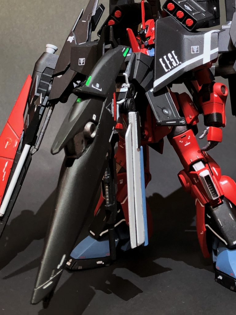 腹部にはウィンチ・ユニットと射出用カタパルトを装備。ウィンチ・ユニットには大型クローが接続されています。マウントラッチにはビーム・ライフルも懸架可能です。ワイヤーウィンチは真鍮線を巻くことで再現したのですが、塗装してしまうと見づらいですね(汗