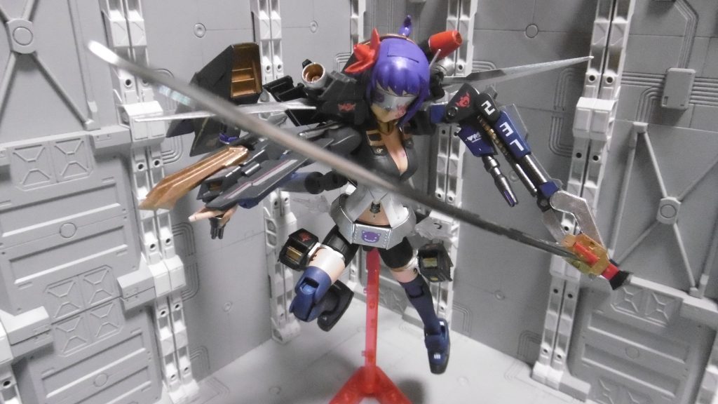 右腕には「HGBD ガンダムダブルオーダイバー」のGNドライヴ基部に「HGBC 祭ウェポン」の鉤爪と市販バーニアパーツを付けた『バスター・クロー』で、デスサイズのバスタークローを参考にしました。両翼を上下逆に変えており、アームガードとしても機能します。